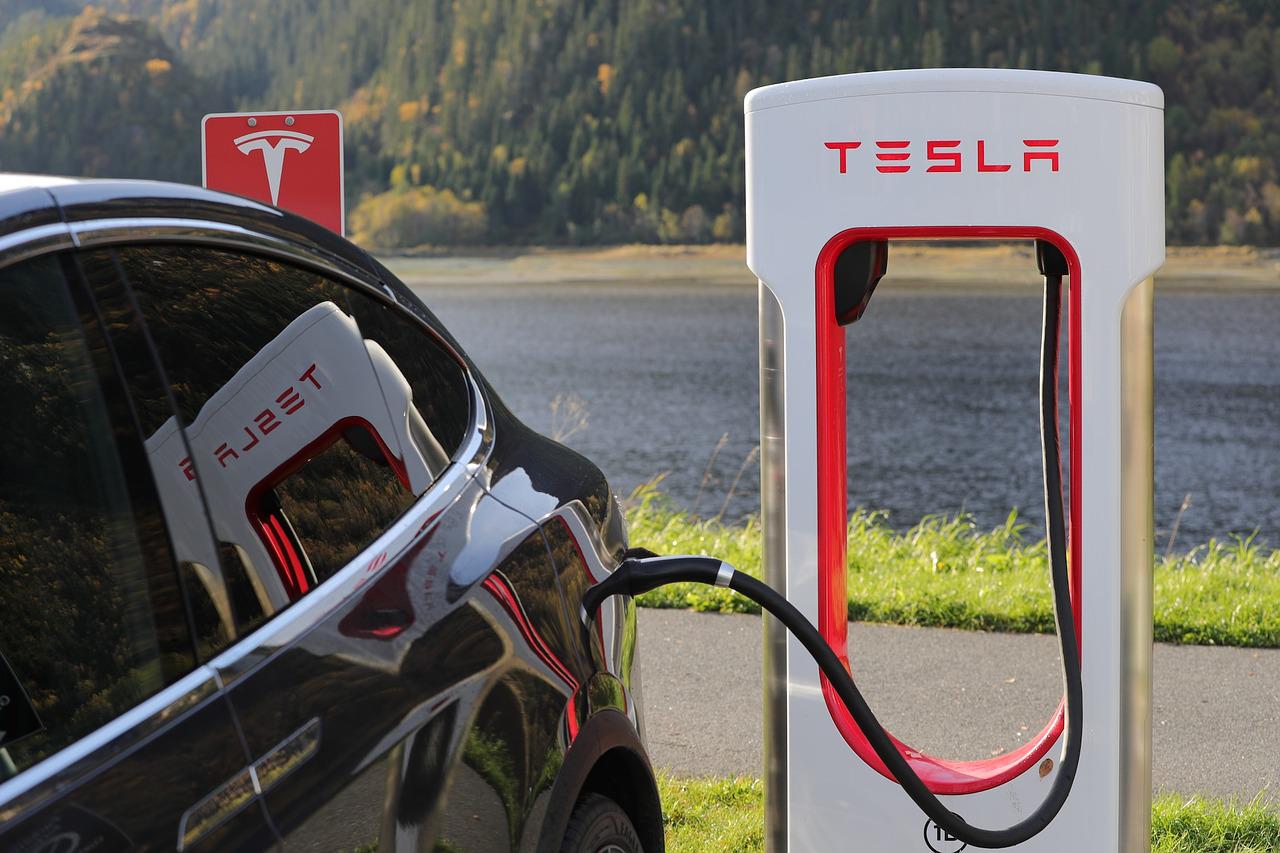 Tesla aan het opladen bij een elektrische laadpaal